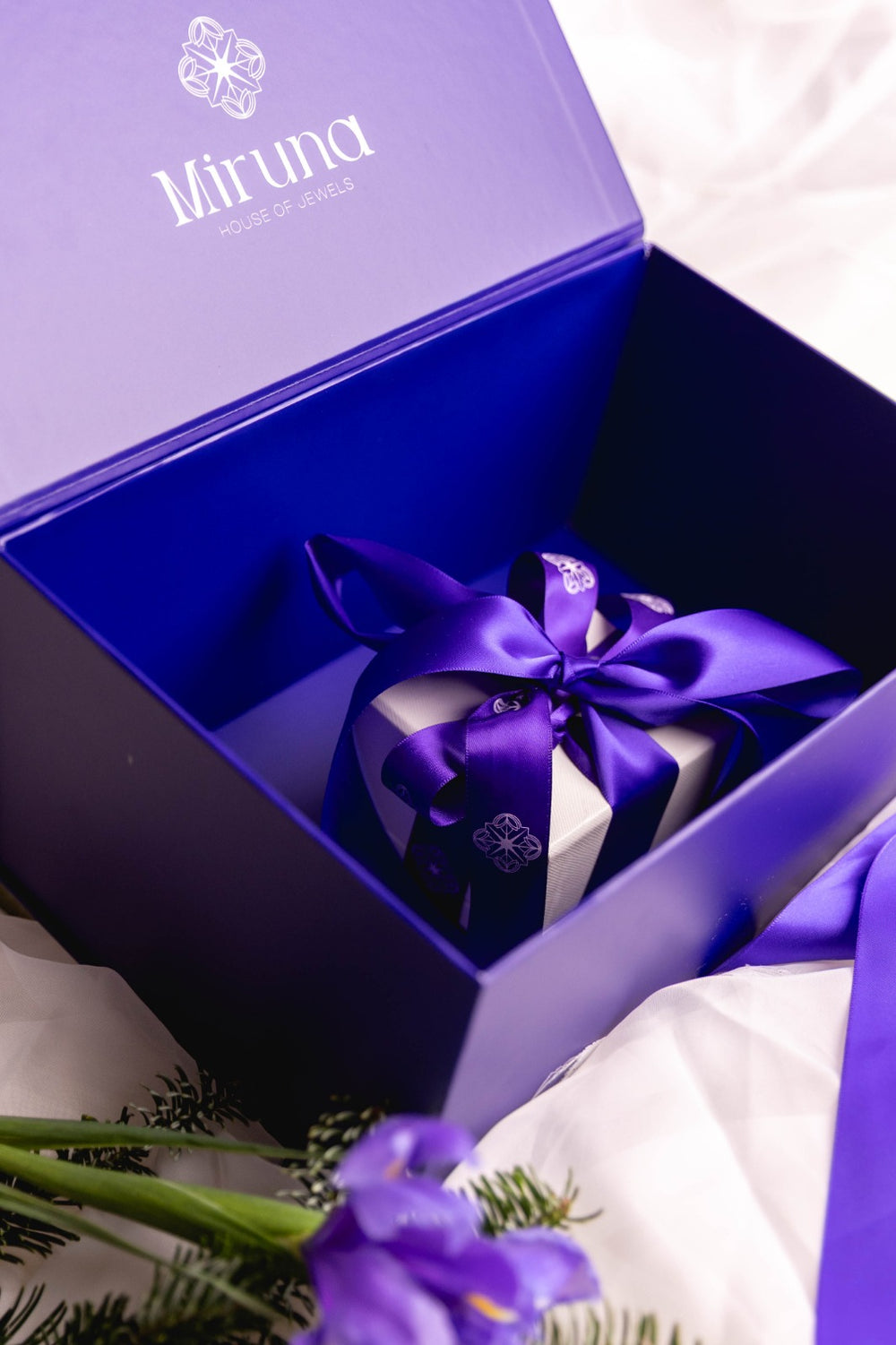 Experienta de unboxing Miruna House Of Jewels cu ambalaj premium violet si funda violet imprimata cu logo-ul casei